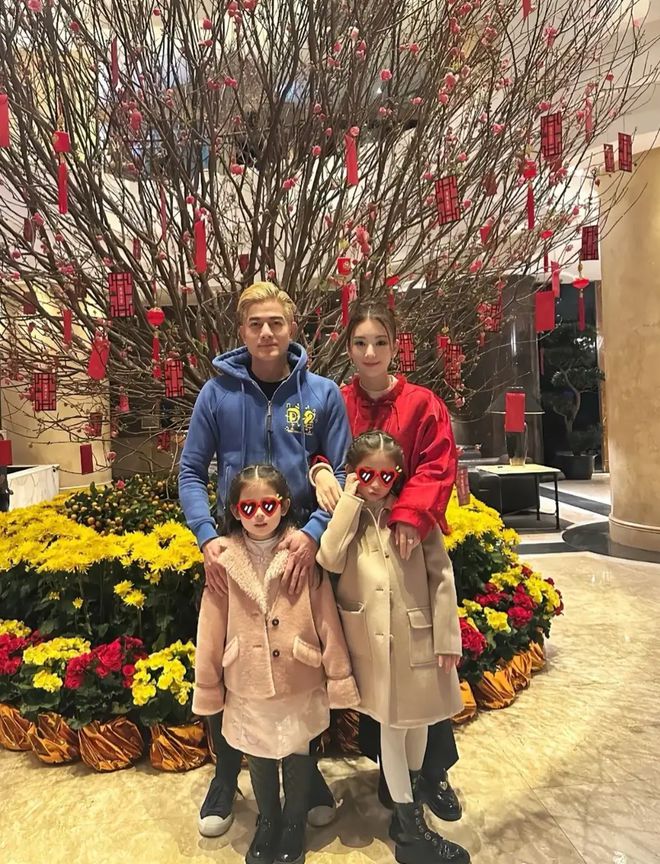衣喜庆又美艳俩女儿一个比一个可爱！龙8囯际郭富城晒全家福！方媛穿红