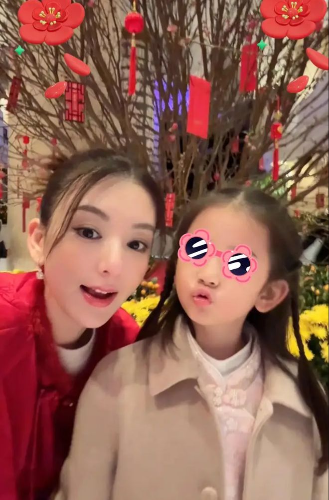 衣喜庆又美艳俩女儿一个比一个可爱！龙8囯际郭富城晒全家福！方媛穿红(图3)