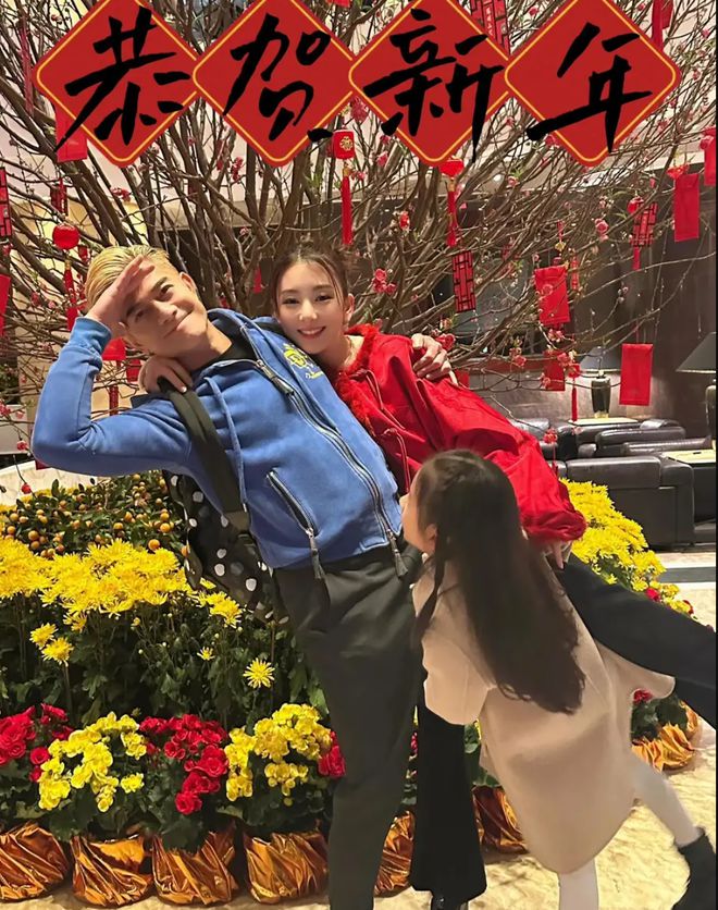 衣喜庆又美艳俩女儿一个比一个可爱！龙8囯际郭富城晒全家福！方媛穿红(图2)
